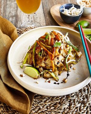 Pad Thai: fettuccine di riso con verdure saltate, coriandolo,tamarindo, arachidi tostate e succo di lime at Romeow Cat Bistrot in Rome