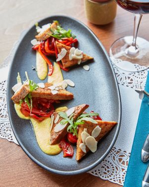Tempeh tamari e lime con peperoni cornetto, rucola, mandorle e coulis di peperone giallo

 at Romeow Cat Bistrot in Rome