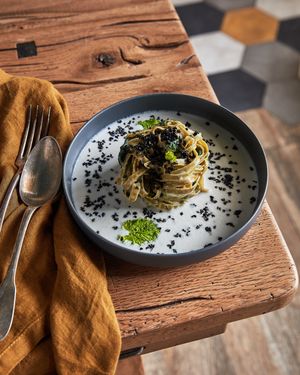 Fettuccina proteica 100% edamame, latte di cocco aromatizzato allo zenzero, cime di rapa e terra di olive nere  at Romeow Cat Bistrot in Rome