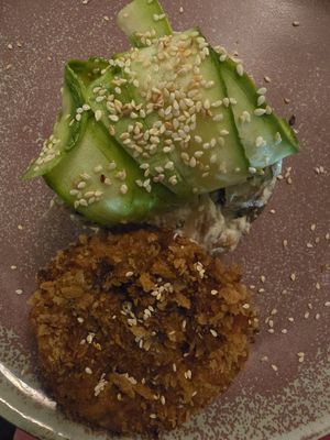 Jack fruit e pleurotus in salsa tartara, zucchine marinate al sesamo tostato con pomodori verdi fritti at Romeow Cat Bistrot in Rome