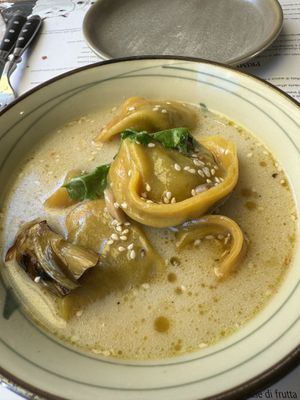 Cappellotti ripieni di anacardi sfumati al prosecco , cipollotti , funghi . Infuso di cocco , curry e lemongrass  at Romeow Cat Bistrot in Rome