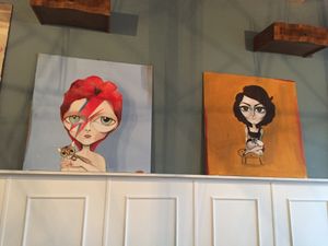 Qualche caricatura tra le tante appese alle pareti  at Romeow Cat Bistrot in Rome