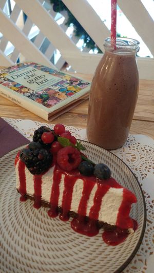 White cake and smoothie at Romeow Cat Bistrot in Rome