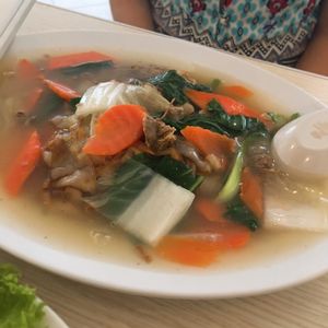 “Cantonese fried kwoy teow”. Wasn’t expecting soup noodles so we were a little disappointed, but I suppose our lack of knowledge about Chinese noodles could b to blame. 🤷 at Vege Lover in Taiping