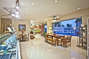 Most beautiful restaurant at Ibiza city. We serve homemade spanish meals with market kitchen. Fresh and healty juices, vegetarian meals, vegan meals, For celiac meals, green smoothies, coffees/teas of the world, toasts, cakes/pies. Come and visit us. at Cositasricas in Ibiza