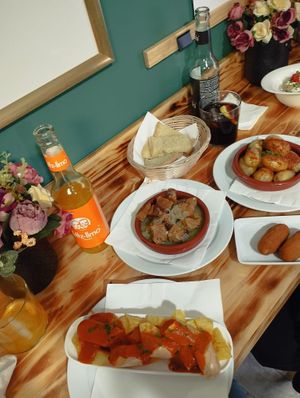 Y más at Estacion Quimera in Malaga