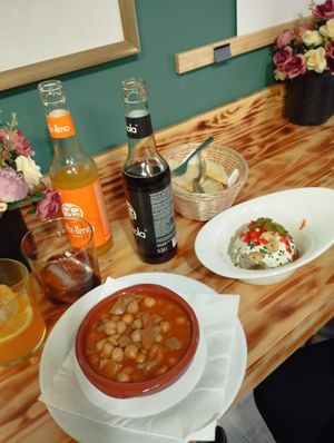 Y más at Estacion Quimera in Malaga