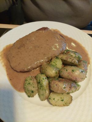 Bistec vegano con gravy y patatas at Estacion Quimera in Malaga