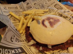 Hamburguesa estilo "smash" at Estacion Quimera in Malaga