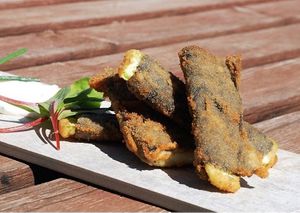 Pescado terrestre vegano con mayonesa vegetal at Estacion Quimera in Malaga