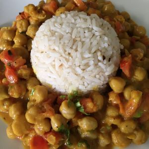Curry chickpea lunch at Ikaro Cafe in Santa Marta