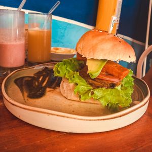 Portobello Burger 🍔🍄✨  //  Vegan 🌱 at Ikaro Cafe in Santa Marta