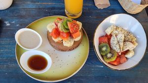 Pancakes veganos y un plato de frutas at Ikaro Cafe in Santa Marta