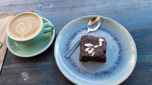 Café con Brownie vegano caliente (muy bueno) at Ikaro Cafe in Santa Marta