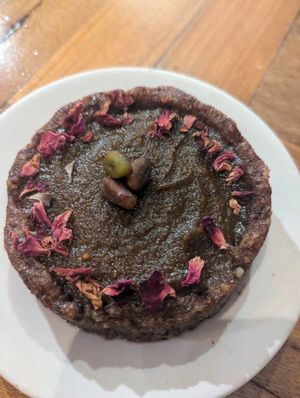 10/10 pistachio raw cake at Ikaro Cafe in Santa Marta