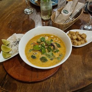 Thai Curry Gelb mit Portion Tofu at Ikaro Cafe in Santa Marta