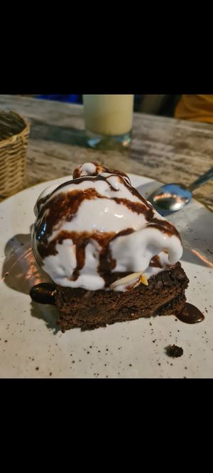 Brownie with ice cream at Ikaro Cafe in Santa Marta