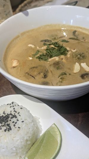 🍛 Thai Curry - 37k (was ok, bit to acid) at Ikaro Cafe in Santa Marta