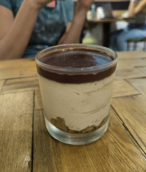 Tiramisú vegano ESPECTACULAR! at Ikaro Cafe in Santa Marta