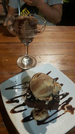 brownie caliente con helado vanilla at Ikaro Cafe in Santa Marta