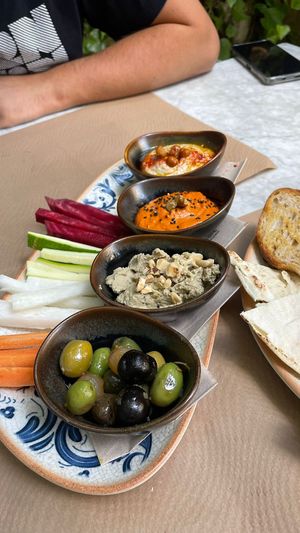 Diferentes hummus at Kafe Botanika in San Sebastian