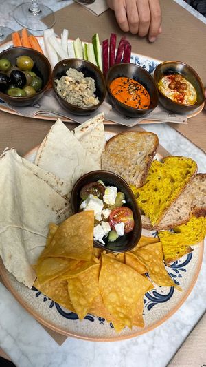 Mucha variedad de pan para dippear at Kafe Botanika in San Sebastian