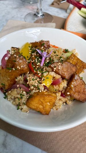 Arroz con tempeh y verduritas at Kafe Botanika in San Sebastian