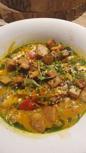 Curry thailandés con verduras, arroz basmati integral y tofu at Kafe Botanika in San Sebastian