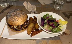 Burger vegana  at Kafe Botanika in San Sebastian