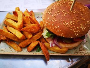 Vegan burger mit Pommes at Cafe Lila in Regensburg