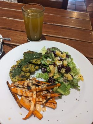 Menu del día - main dish and drink at Prana in Envigado