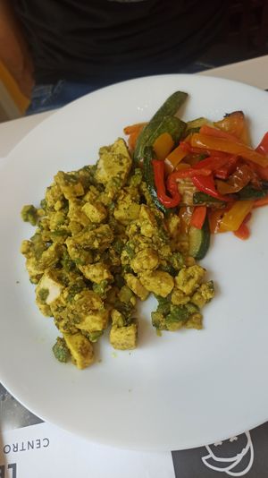 Tofu con zucchine e verdure spadellate at La Gastronomia Veg in Turin