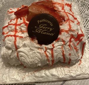 Monoporzione pan di Spagna panna e fragole   at Pasticceria Jerry in Orbassano
