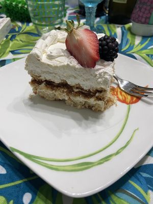 Porzione di torta pan di Spagna con crema e ricoperta di panna e frutta fresca   at Pasticceria Jerry in Orbassano