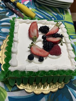 Torta pan di Spagna con crema, ricoperta di panna e guarnita con frutta fresca   at Pasticceria Jerry in Orbassano