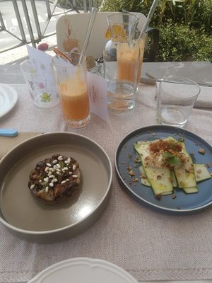 First dishes (raw lasagne and mushroom tarte), yummy fresh juice in the background at Al Tiglio Cucina Naturale in Moruzzo