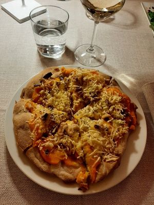 Focaccia con crema di zucca, porri, noci e formaggio veg at Al Tiglio Cucina Naturale in Moruzzo