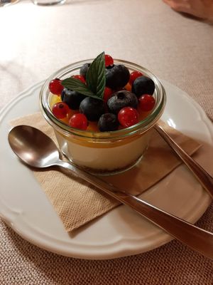 Cheesecake allo yogurt e anacardi con topping al mango e frutta fresca at Al Tiglio Cucina Naturale in Moruzzo