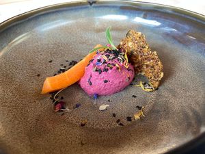 Beetroot hummus with pizzaiola crunch 🍑 at Al Tiglio Cucina Naturale in Moruzzo