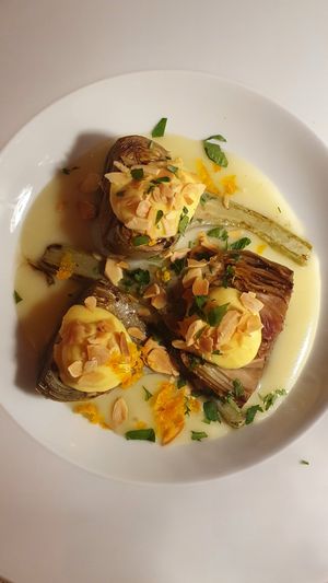 Carciofi arrostiti su purea di parate con maionese all'arancia, scorze e mandorle a scaglie at Al Tiglio Cucina Naturale in Moruzzo