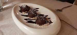 Bounty - dolcetti al cocco ricoperti di cioccolato, con caramello salato di datteri e crema di nocciola at Al Tiglio Cucina Naturale in Moruzzo