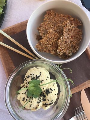 Hummus and homemade crackers at Al Tiglio Cucina Naturale in Moruzzo