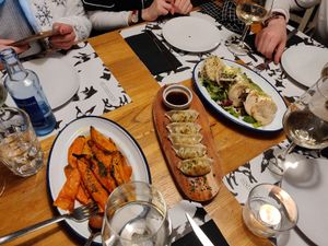 Boniato (sin miel), gyozas vegetarianas y falafel. Son unos entrantes buenisimos!  at Valentin in A Coruna