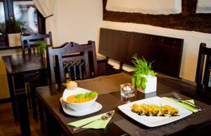 Tisch mit Vorspeiße und Hauptspeiße. at Mariposa in Nuremberg