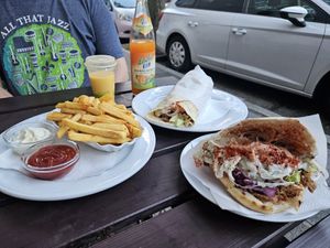 Vegöner, Dürüm, Pommes, Mango Lassi und Saft at Vegöner in Nuremberg