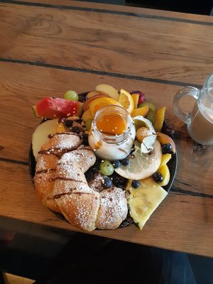 Süßes Frühstück mit Croissants, Maronenaufstrich, hausgemachtem Aufstrich und Marmelade. Obst und Kokos-Amaranth-Joghurt at Geh Veg in Berlin