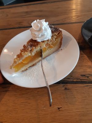 Pfirsich-Streuselkuchen mit Schlagsahne 🍑 at Geh Veg in Berlin