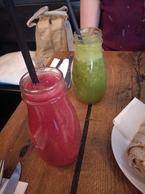 Roter und grüner Smoothie at Geh Veg in Berlin