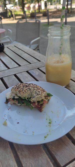 Mango-Lassi und Veta Bagel. Leider zu spät an das Foto gedacht... at Geh Veg in Berlin