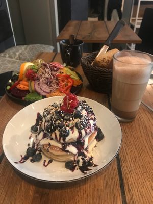 Blaubeer Pancakes und Herzhaftes Frühstück (verschiedener Hummus, Sprossen, Obst und Tempeh, dazu Brötchen) at Geh Veg in Berlin